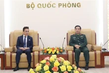 El ministro de Defensa de Vietnam, general Phan Van Giang, (derecha) y el embajador saliente de Tailandia en Vietnam, Nikorndej Balankura (Foto: VNA)