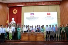 Líderes de las provincias de An Giang y Takeo firman documento de cooperación en 2024 (Foto: VNA) 