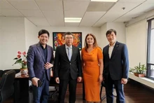 El embajador de Vietnam en México, Nguyen Van Hai (segundo de izquierda) toma una foto con la presidenta de la Comisión de Bienestar de la Cámara de Diputados de México, Ana Karina Rojo Pimentel (Foto: VNA)