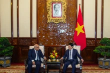 El presidente de Vietnam, Luong Cuong (derecha), recibe al embajador de Cuba, Orlando Nicolás Hernández Guillén. (Foto: Nhan Dan)