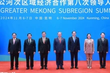 El premier chino, Li Qiang, recibe a su homólogo vietnamita, Pham Minh Chinh, y los jefes de delegación participantes en el evento. (Foto: VNA)