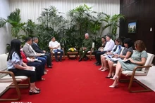 El presidente de Cuba, Miguel Díaz-Canel, y Tran Thanh Tu, titular de la Junta de Fundadores de la empresa vietnamita Thai Binh (Foto: VNA)