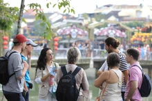 Turistas extranjeros en la ciudad antigua de Hoi An. (Foto: toquoc.vn)