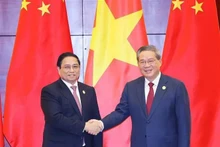 El primer ministro vietnamita, Pham Minh Chinh, sostuvoconversaciones con su homólogo chino, Li Qiang. (Foto: VNA)