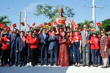 El primer ministro vietnamita, Pham Minh Chinh, en la ceremonia de renovación y colocación de ofrenda floral en el Monumento al Presidente Ho Chi Minh en la capital Santo Domingo, República Dominicana. (Foto: VGP)