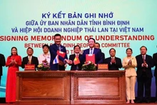 En la firma del memorando de entendimiento entre Binh Dinh y la Asociación de Empresas Tailandesas en Vietnam (Foto: VNA)