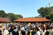 Turistas en el Templo de la Literatura (Van Mieu-Quoc Tu Giam) (Foto: baochinhphu.vn)