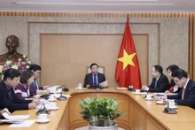 El viceprimer ministro vietnamita Tran Hong Ha conversa por teléfono con su homólogo ruso Novak Aleksandr Valentinovich. (Foto:VOV)