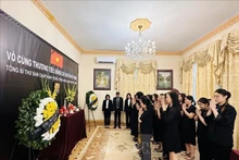 La Embajada de Vietnam en Hungría organizó una ceremonia de homenaje al líder partidista y abrió el libro funerario. (Foto:VNA)