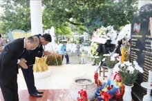 Representantes de la embajada de Vietnam en Laos y autoridades de la provincia de Vientián colocan inciensos a los héroes y mártires (Foto: VNA)