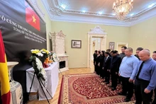 La Embajada vietnamita en Rumania celebra el acto para rendir homenaje al secretario general Nguyen Phu Trong. (Foto: VNA)