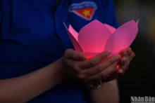 Jóvenes vietnamitas encienden velas en tributo a heroicos mártires y al secretario general Nguyen Phu Trong 