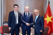 El secretario general del Partido Comunista de Vietnam, To Lam, recibe a Budiarsa Sastrawinata (derecha), CEO del Group Ciputra de Indonesia. (Foto: Thong Nhat/VNA)