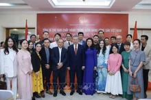 El secretario general del Partido Comunista de Vietnam, To Lam, su esposa y los delegados (Foto: VNA)