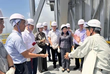 La delegación visita el modelo de producción de energía de biomasa en la planta generadora Kanda Bio Power