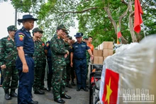 La delegación del Ejército Popular de Vietnam entrega equipos de rescate, suministros médicos militares y alimentos a Myanmar para ayudar al vecino país a superar las consecuencias del terremoto.