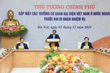 [Foto] Premier vietnamita se reúne con jefes de misiones de Vietnam en el extranjero 