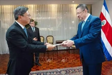 El embajador de Vietnam en Cuba, concurrente a Costa Rica, Le Quang Long, entrega cartas credenciales al presidente costarricense, Rodrigo Chaves Robles. (Foto: VNA)