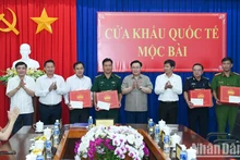El presidente de la Asamblea Nacional de Vietnam, Vuong Dinh Hue, entrega obsequios a representantes de autoridades en la puerta fronteriza de Moc Bai (Foto: Nhan Dan)
