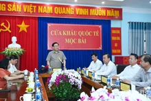 Dinh Hue habla en la cita 