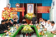El secretario del Comité del Partido Comunista de Vietnam en An Giang, Le Hong Quang, felicita a la secta de Hoa Hao. (Foto: VNA)