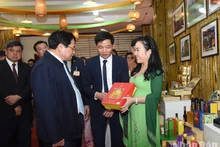El primer ministro de Vietnam, Pham Minh Chinh, en espacio de exhibición de productos agrícolas (Foto: Nhan Dan)