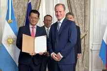 El embajador de Vietnam en Argentina, Duong Quoc Thanh, y otros de sus colegas del sudeste asiático visita a Paraná, capital de la provincia de Entre Ríos (Foto: baoquocte.vn)