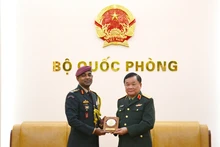 El viceministro vietnamita de Defensa, teniente general Hoang Xuan Chien, y el coronel S. Muthukrishnan, agregado militar de la India en Hanói.(Foto: qdnd.vn)