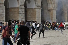Manifestantes palestinos chocan con la policía israelí en la mezquita de Al-Aqsa en Jerusalén el 10 de mayo de 2021. (Foto: AFP/VNA)