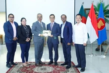 Najmul Huda, jefe del Departamento del Sudeste Asiático del Ministerio de Relaciones Exteriores de Bangladesh (tercero desde la izquierda). (Fotografía: Linkedin) 