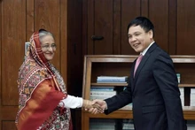 El embajador Pham Viet Chien y la primera ministra de Bangladesh, Sheikh Hasina (Foto: VNA)