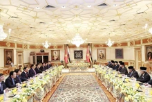 [Foto] Premier vietnamita mantiene conversación con Sultán de Brunei