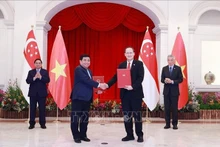 El primer ministro Pham Minh Chinh y su par de Singapur, Lee Hsien Loong en la de un Memorando de Entendimiento sobre el establecimiento de una economía digital - asociación de economía verde. (Fotografía: VNA)