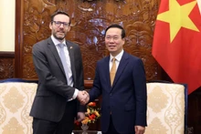 El presidente vietnamita, Vo Van Thuong, recibe en Hanói al nuevo embajador británico en Vietnam, Iain Frew (Foto: VNA)