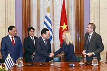 El presidente de la Asamblea Nacional de Vietnam, Vuong Dinh Hue, sostiene conversaciones con los dirigentes de las Cámaras de Senadores y Representantes de Uruguay. (Foto: VNA) 
