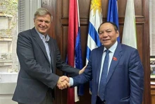 El Ministro de Cultura, Deportes y Turismo Nguyen Van Hung y el Ministro de Deportes de Uruguay, Sebastián Bauzá,. (Foto: VNA)