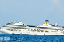 Arriba a Vietnam súper crucero con miles de turistas 