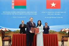 La vicecanciller vietnamita Le Thi Thu Hang y su homólogo belaruso Evgeny Shestakov, en la firma del acuerdo de exención de visa para los titulares de pasaportes ordinarios de ambos países (Foto: Ministerio de Relaciones Exteriores de Vietnam)