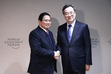 El primer ministro de Vietnam, Pham Minh Chinh, y el viceprimer ministro de China, Ding Xuexiang. (Foto: VNA)