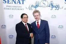 El primer ministro de Vietnam, Pham Minh Chinh, y el presidente del Senado de la República Checa, Miloš Vystrčil. (Foto: VNA)