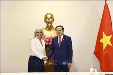 El presidente de la Asamblea Nacional de Vietnam, Tran Thanh Man, recibe a Caroline St-Hilaire, directora general de la Organización Internacional de la Francofonía. (Foto: VNA)