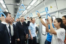 El secretario general del Partido Comunista de Vietnam (PCV), To Lam (centro) experimenta la línea de metro Ben Thanh-Suoi Tien (Foto: VNA)