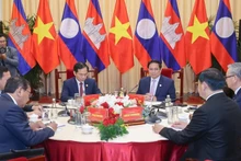 El primer ministro vietnamita, Pham Minh Chinh, mantiene una sesión de trabajo con sus homólogos de Camboya, Hun Manet, y de Laos, Sonexay Siphandone, (Foto: Nhan Dan)