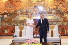 El presidente del Comité Popular de Hanói, Tran Sy Thanh, y la embajadora de Perú en Vietnam, Patricia Yolanda Ráez Portocarrero (Foto: kinhtedothi.vn)