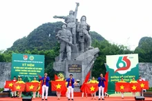 Un espectáculo en la ceremonia con motivo del aniversario 65 de la apertura de la ruta Truong Son (Foto: VNA)