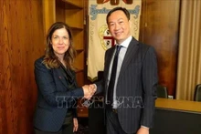 El embajador de Vietnam en Italia, Duong Hai Hung, y la presidenta de la región de Cerdeña, Alessandra Todde, en la reunión (Foto: VNA)