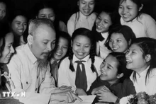 Una delegación de alumnos de la escuela Trung Vuong, en representación de estudiantes con logros sobresalientes en Hanói, visita al Tío Ho en su cumpleaños, el 19 de mayo de 1958, en el Palacio Presidencial (Foto: VNA)