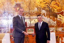 El presidente del Comité Popular de Hanói, Tran Sy Thanh, entrega un regalo al embajador de Francia en Vietnam, Olivier Brochet (Foto: hanoimoi.com.vn)