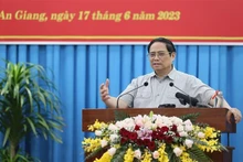 El primer ministro de Vietnam, Pham Minh Chinh, en la sesión de trabajo con autoridades de la provincia de An Giang (Foto: VNA)