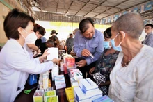 Médicos vietnamitas ofrecen chequeos médicos gratuitos para personas necesitadas en Camboya (Foto:VNA)